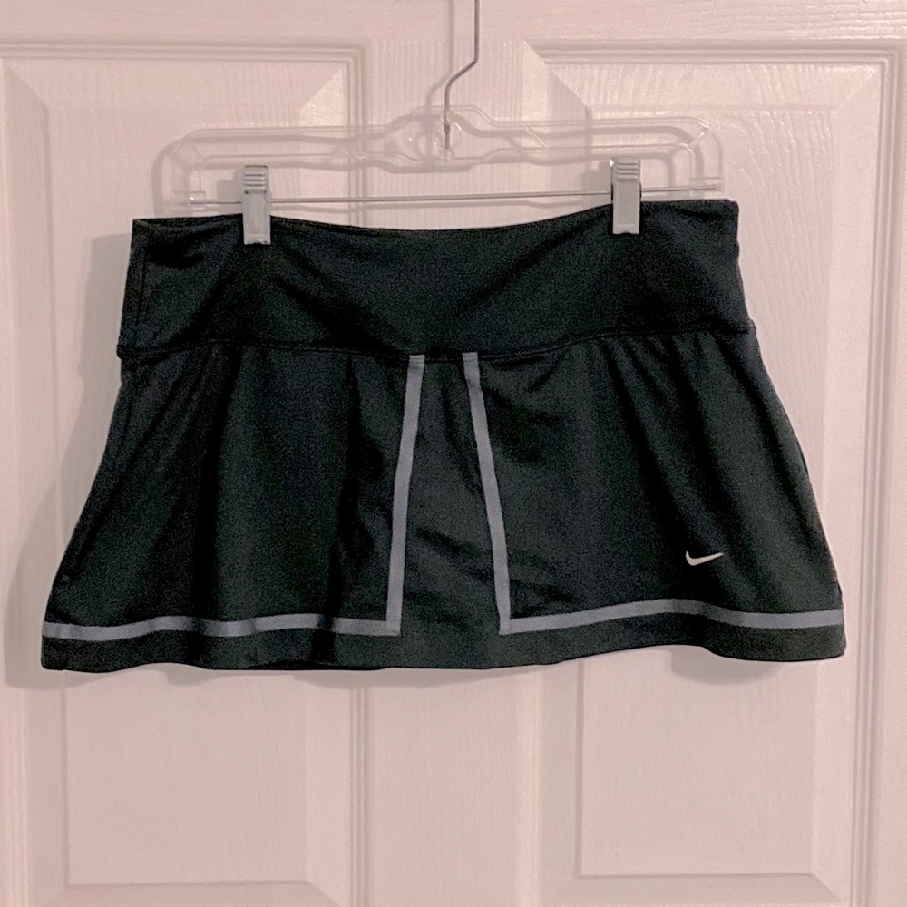 NIKE Tennis skirt size Large in black with gray trim. Built in shorts EUC